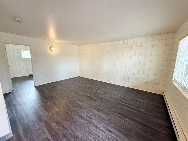 Building Photo - Hot Deal! 1-Bedroom Apartment Across from City Park – First Month Free or $100 Off
