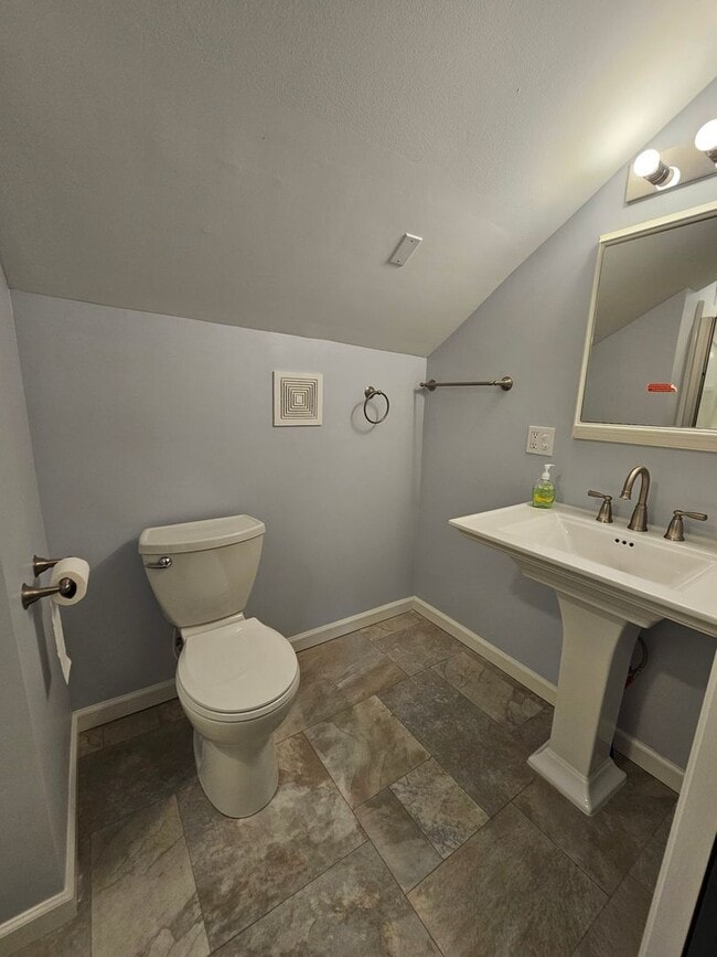 Building Photo - Stunning 4 Bed 2 Bath Single Family Rental...