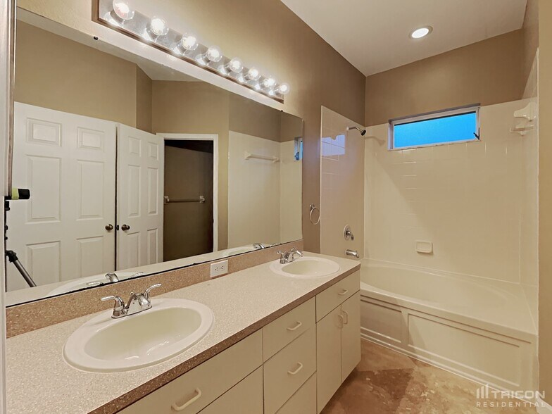 Building Photo - 9723 Riverchase Dr