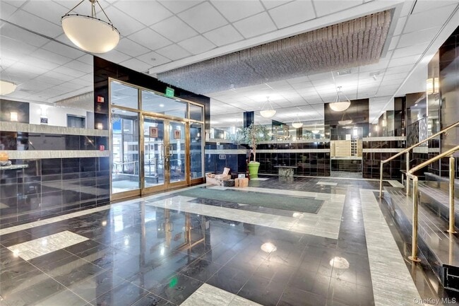 Building Photo - 25 W Broadway