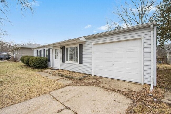 Building Photo - Contemporary 3-bed, 1-bath 925sq ft ranch with attached garage and yard!