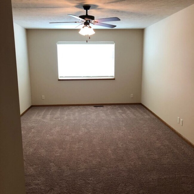 Building Photo - 3 bedroom, 2 1/2 bath Townhouse
