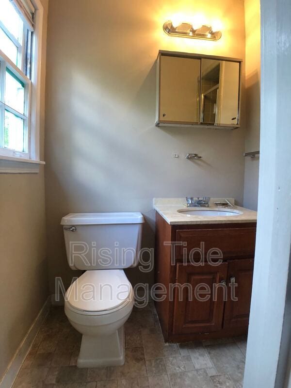 Building Photo - 1605 5th Pl NW