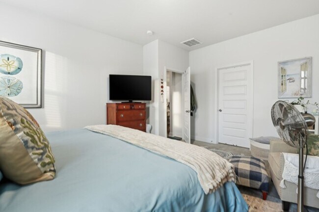 Building Photo - 564 Foxtail Dr