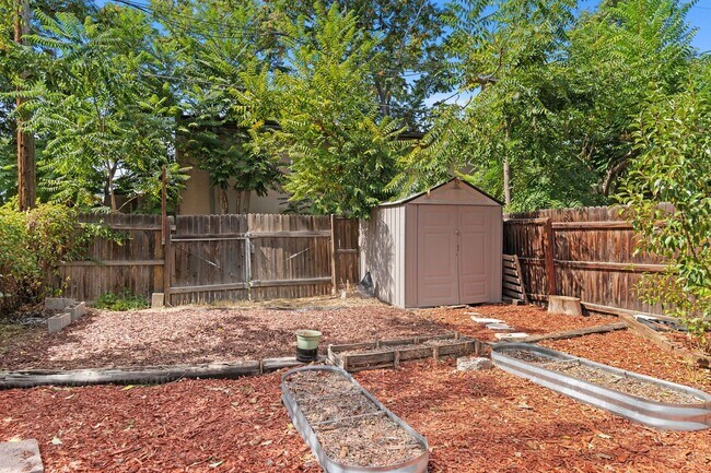 Building Photo - Available NOW! 3 Bedroom 1 Bath Home in Denver!