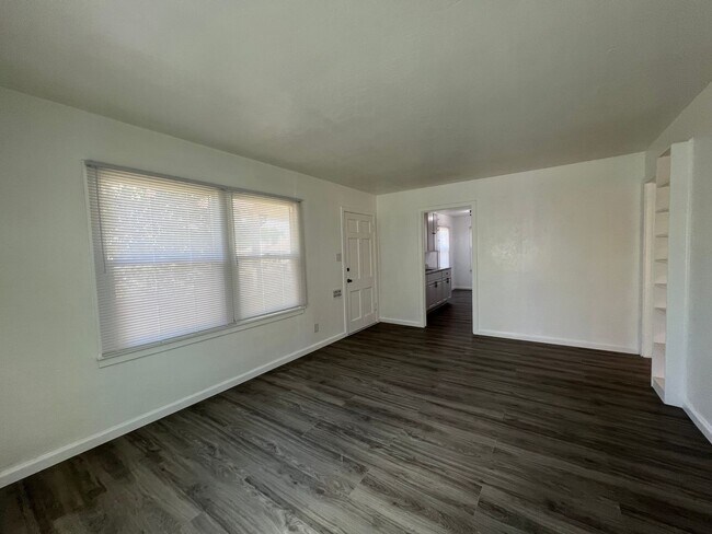 Building Photo - Fully remodeled 2 bedrooms and 1 bathroom, single-story home in Visalia, CA!