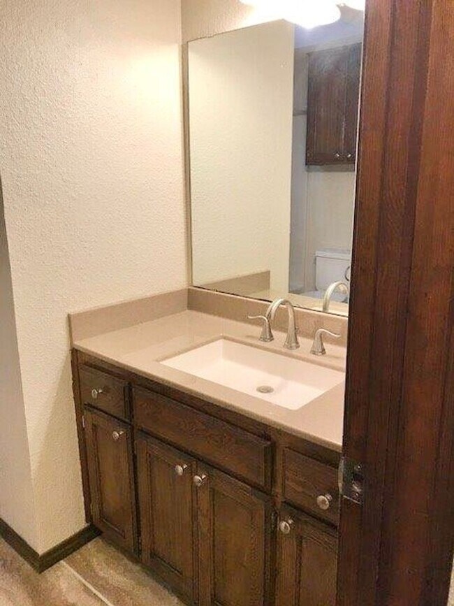 Building Photo - 4-bed 2-bath 2-car For lease SW Moore