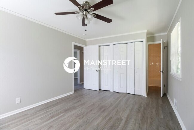 Building Photo - 3 Bedroom Pet-Friendly Home in Kansas City, MO with Main Street Renewal