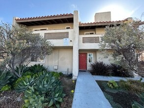 Building Photo - 2 Bed -2 Bath upper unit for Rent. Call us today!