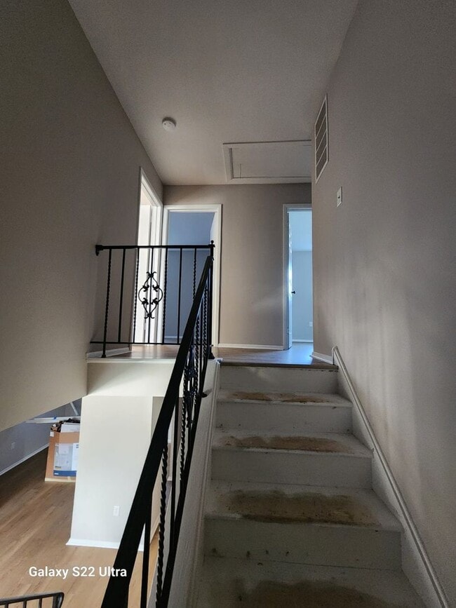 Building Photo - "Charming 3-Bedroom Townhouse: Your Ideal ...