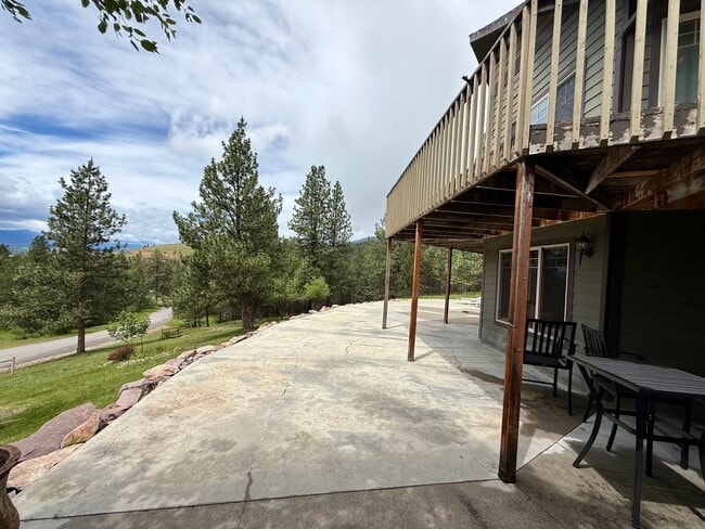 Building Photo - Spacious 4 Bed 3.5 Bath Home in Frenchtown!