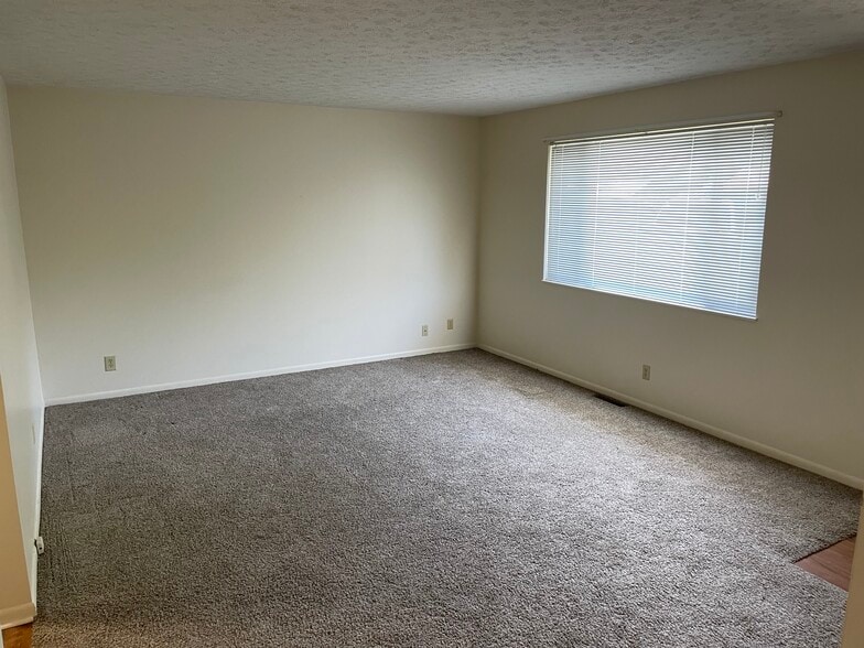 Building Photo - 204 E 9th St