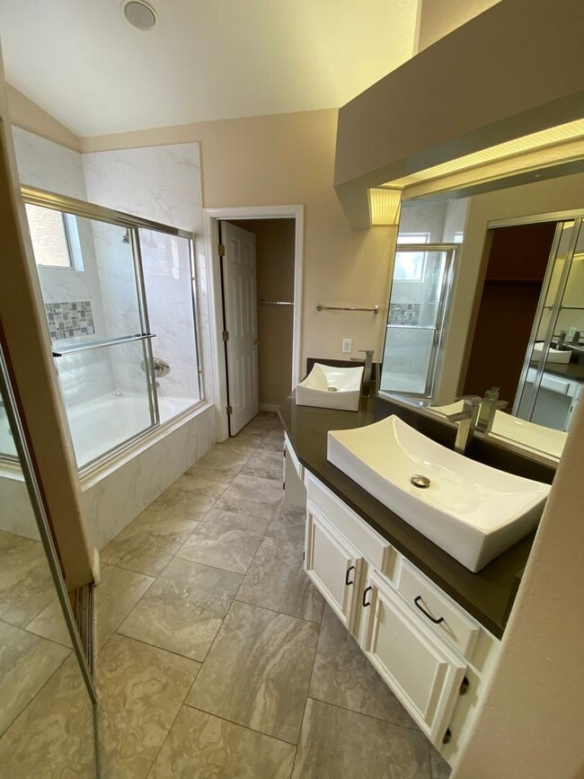 Building Photo - Beautiful 3 bed/2 bath home located near North Las Vegas