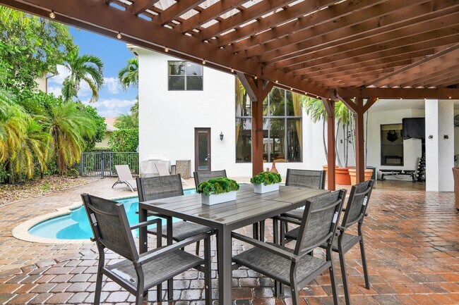 Building Photo - 10703 Versailles Blvd