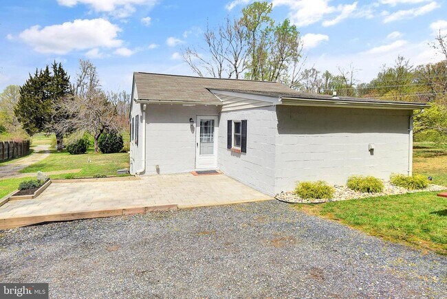 Building Photo - 211 Friendship Rd