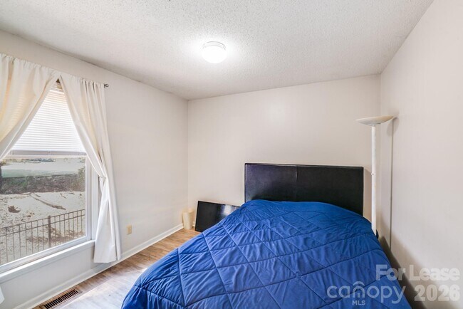 Building Photo - 2116 Bon Villa Way
