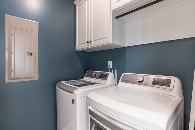 Building Photo - Gorgeous 4 Bedroom Home with Spacious Layo...