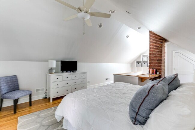 Building Photo - 5000 Bromley Ln