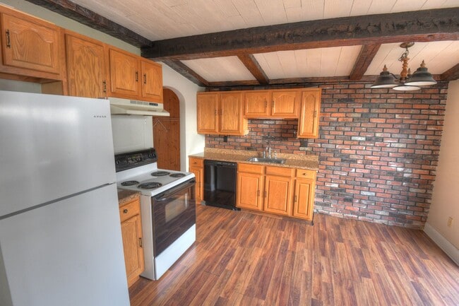 Building Photo - 5 Bed /2 Bath Single Family Home for Rent ...