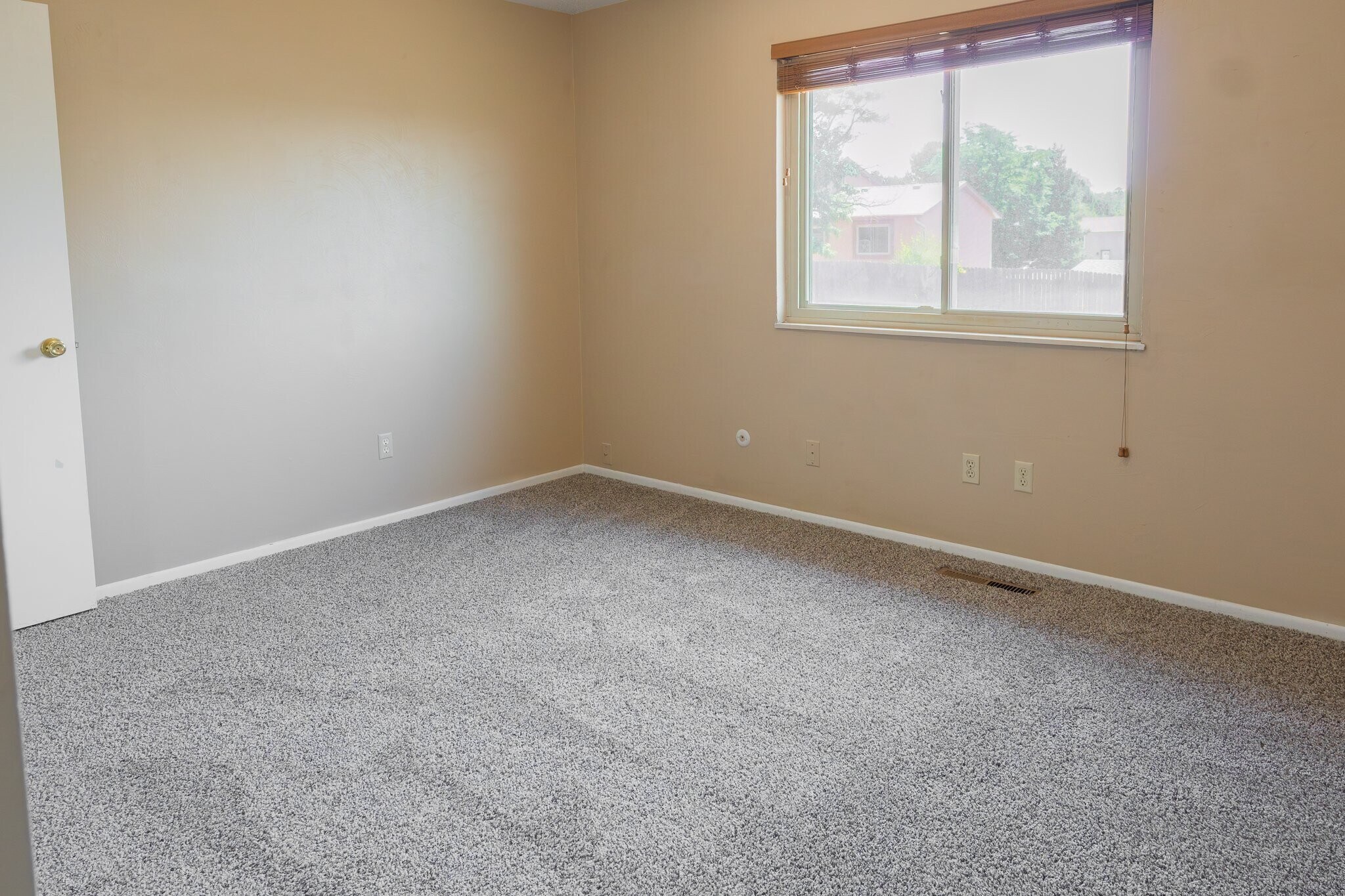Building Photo - 2617 Montebello Dr W