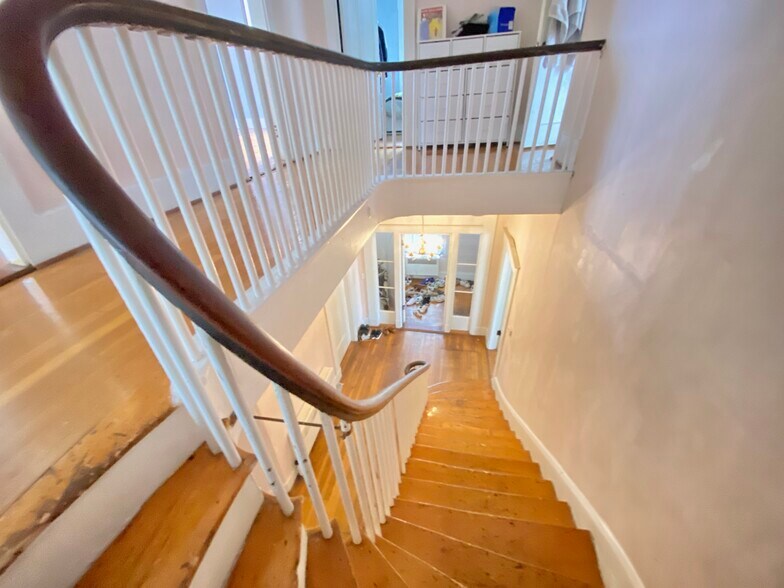 Building Photo - 139 Hillside St