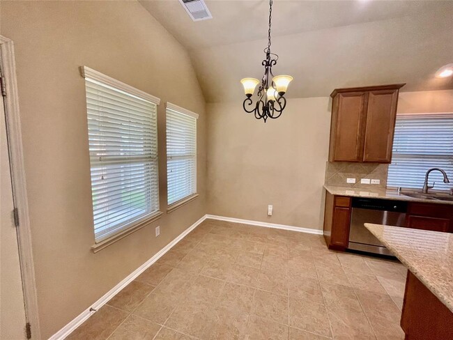 Building Photo - 2115 Mooncrest Dr