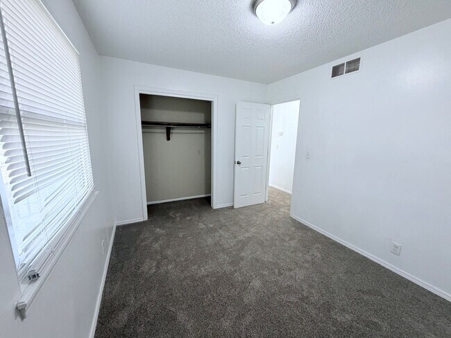 Building Photo - 2 bed and 2 bonus rooms!!