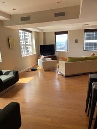 Building Photo - 914 Main St