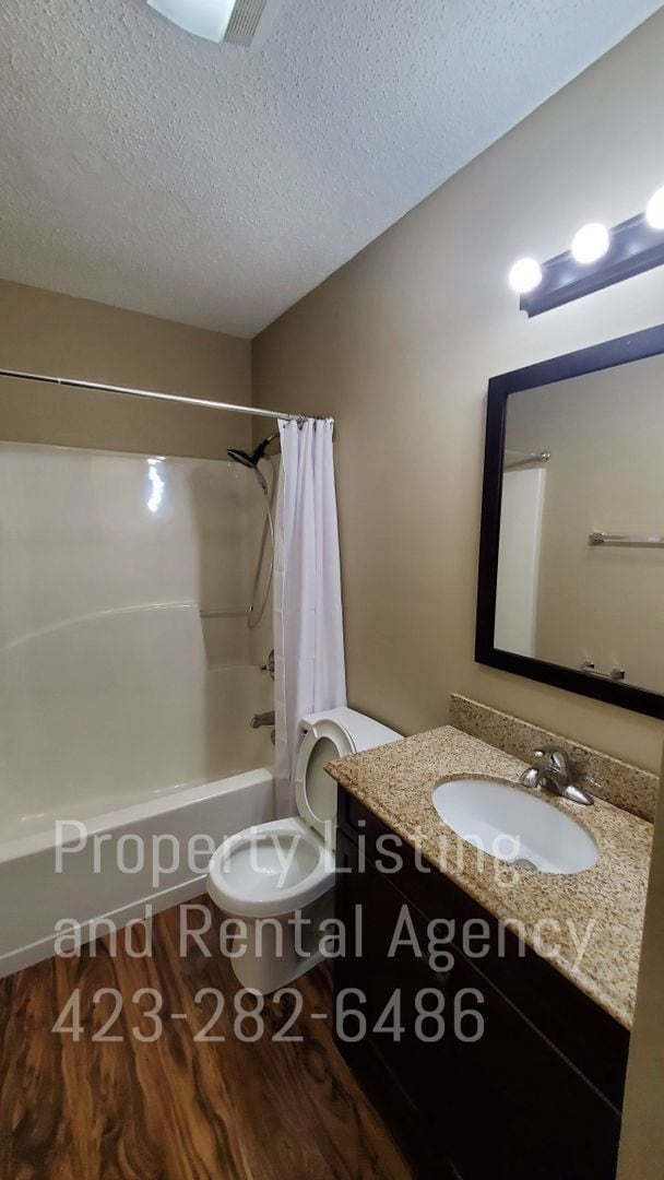 Building Photo - 3 Bedroom 1.5 Baths Townhouse Johnson City,TN