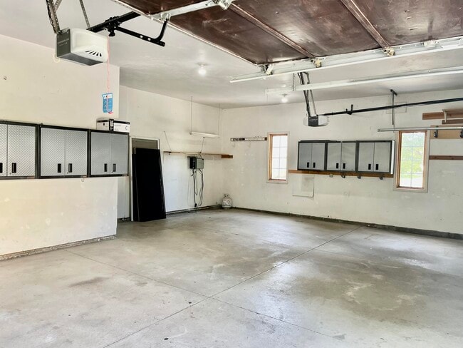 Building Photo - 900 Evergreen Cir