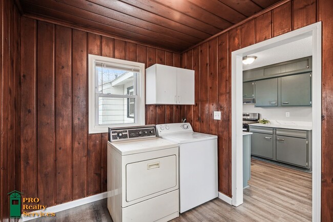 Building Photo - Recently Remodeled 2 Bedroom Home