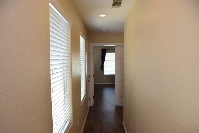 Building Photo - BEAUTIFUL 4 BEDROOM, 2.5 BATH SINGLE-FAMIL...