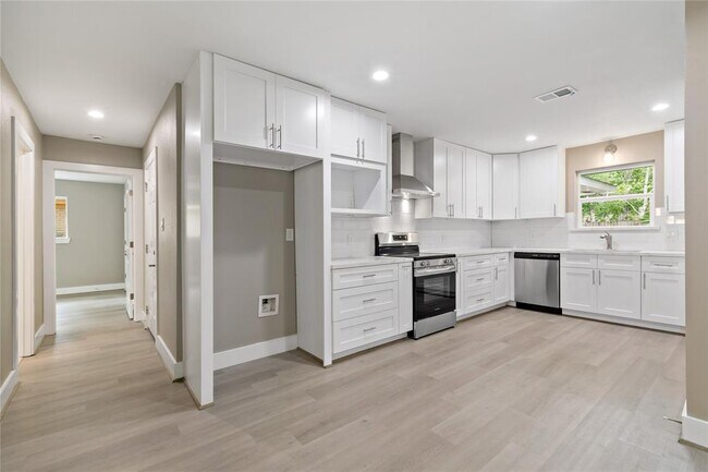 Building Photo - 214 Whispering Oaks Dr