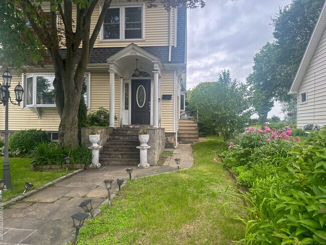 Primary Photo - 1152 Shippan Ave