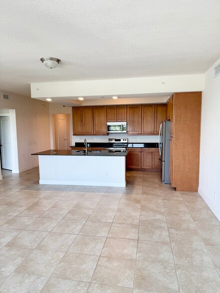 Building Photo - 341 Bay Colony Dr N