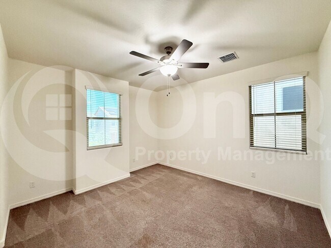 Building Photo - 735 W Derringer Way