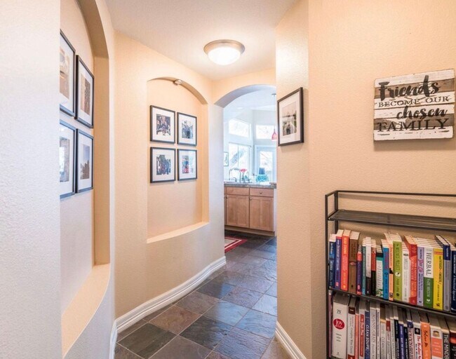 Building Photo - Stunning “Treehouse” Top-Floor Condo – 2 Bed / 2 Bath | One Block from City Park