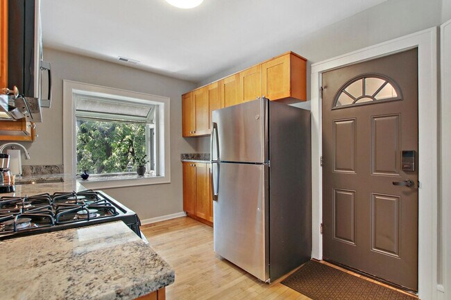 Building Photo - 915 W Pacific Ave