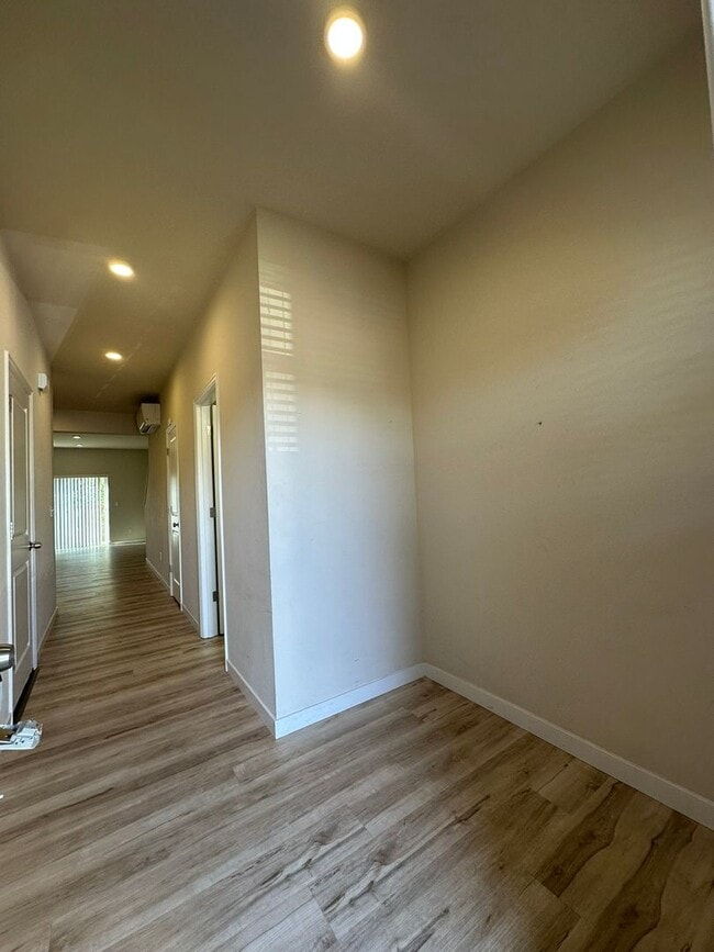 Building Photo - Newer Sherwood 3bd, 2.5ba Townhouse. Has A...