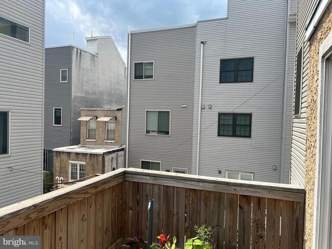 Building Photo - 2052 Tasker St