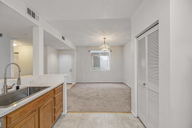 Building Photo - Spacious, Open-Concept 2/2 Condo SSF