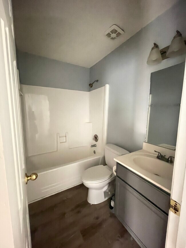 Upstairs Bath - 4004 Arnst Way