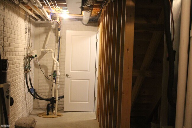 Building Photo - 3 br, 2.5 bath Duplex - 418 N Saginaw Rd