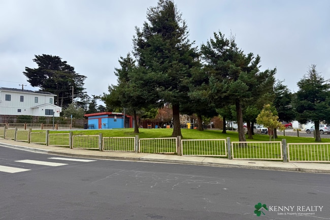 Building Photo - 136 Rosewood Way