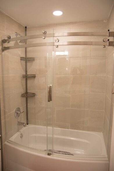 Shower/Bath tub - 15404 Brinton Way