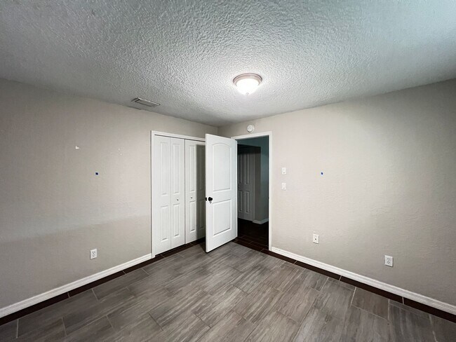 Building Photo - 2BD & 1 BA - Where Charm Meets Comfort: Yo...