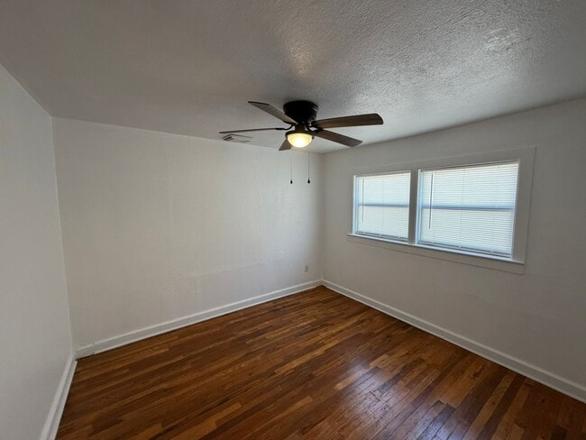 Building Photo - 3 Bed 1 Bath Home