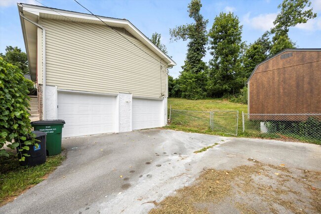 Building Photo - 4015 Shady Oak Dr