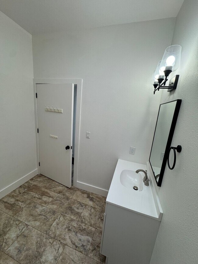 Building Photo - 412 8th St