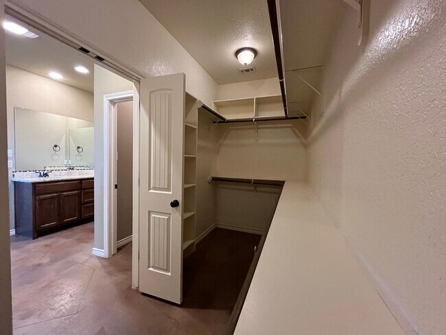 Building Photo - 4 Bedroom Single Family Home:  Available Now!